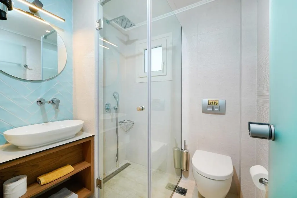 Tiara Holidays - Iliorama Seaside Luxury Suites & Apartments - Junior Suite - bathroom